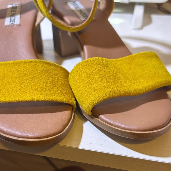 Steve Madden Mustard Yellow Sandals - Picture 4 of 5